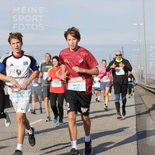 03.10.2025 - Köhlbrandbrückenlauf Jannik Wohlers http://msf.ph/oto/9091395 03.10.2025 09:59:26 Position 3 1693, 2878, 1480, 3727 meine-sportfotos.de