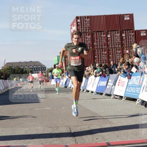 03.10.2025 - Köhlbrandbrückenlauf Jannik Wohlers http://msf.ph/oto/9091401 03.10.2025 12:53:57 Ziel 4030, 4088, 5947, 6002, 6085, 6422, 6817 meine-sportfotos.de