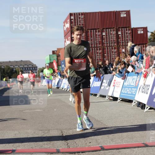 03.10.2025 - Köhlbrandbrückenlauf Jannik Wohlers http://msf.ph/oto/9091421 03.10.2025 12:53:58 Ziel 4030, 4088, 5710, 5947, 6002, 6422, 6817 meine-sportfotos.de