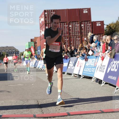 03.10.2025 - Köhlbrandbrückenlauf Jannik Wohlers http://msf.ph/oto/9091459 03.10.2025 12:53:58 Ziel 4030, 4088, 5710, 5947, 6002, 6422, 6817 meine-sportfotos.de