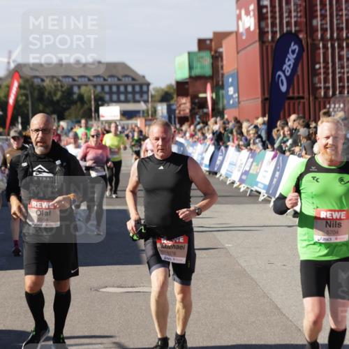 03.10.2025 - Köhlbrandbrückenlauf Jannik Wohlers http://msf.ph/oto/9091476 03.10.2025 13:19:50 Ziel 4376, 4539, 4981, 5047, 5059, 5148, 5647, 5648, 5650, 5704, 5841, 5931, 5975, 6068, 6382, 6383, 6414, 6509, 6567, 6568, 6600, 6660, 6663, 6730 meine-sportfotos.de