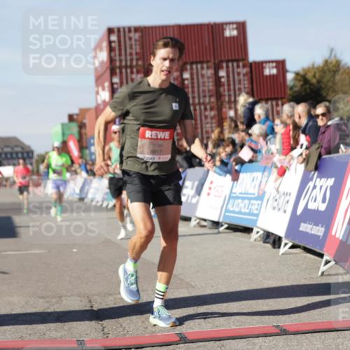 03.10.2025 - Köhlbrandbrückenlauf Jannik Wohlers http://msf.ph/oto/9091500 03.10.2025 12:53:58 Ziel 4030, 4088, 5710, 5947, 6002, 6422, 6817 meine-sportfotos.de