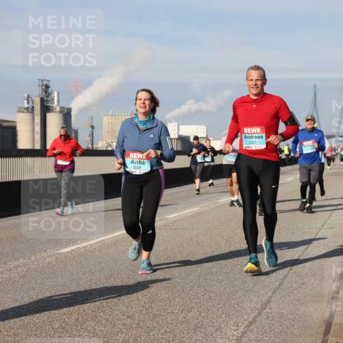 03.10.2025 - Köhlbrandbrückenlauf Lena Gebhardt http://msf.ph/oto/9091516 03.10.2025 10:08:00 Position 2 2258, 2321 meine-sportfotos.de