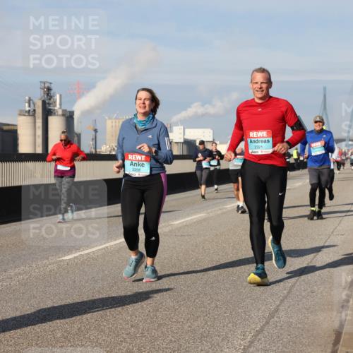 03.10.2025 - Köhlbrandbrückenlauf Lena Gebhardt http://msf.ph/oto/9091526 03.10.2025 10:08:00 Position 2 14, 2258, 2321 meine-sportfotos.de