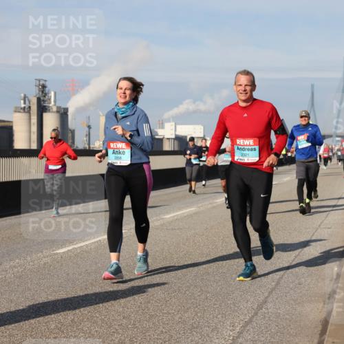 03.10.2025 - Köhlbrandbrückenlauf Lena Gebhardt http://msf.ph/oto/9091542 03.10.2025 10:08:00 Position 2 2258, 2321 meine-sportfotos.de
