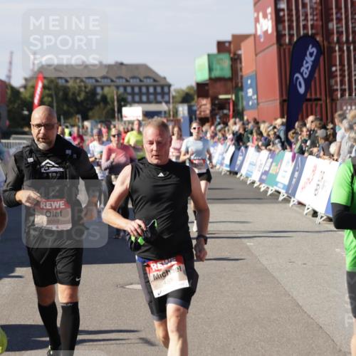 03.10.2025 - Köhlbrandbrückenlauf Jannik Wohlers http://msf.ph/oto/9091549 03.10.2025 13:19:50 Ziel 4376, 4539, 4981, 5047, 5059, 5148, 5647, 5648, 5650, 5704, 5841, 5931, 5975, 6068, 6382, 6383, 6414, 6509, 6567, 6568, 6600, 6660, 6663, 6730 meine-sportfotos.de