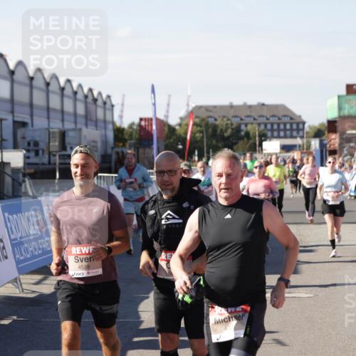 03.10.2025 - Köhlbrandbrückenlauf Jannik Wohlers http://msf.ph/oto/9091558 03.10.2025 13:19:51 Ziel 4376, 4539, 4981, 5047, 5059, 5148, 5647, 5648, 5650, 5656, 5657, 5704, 5841, 5931, 6068, 6414, 6509, 6567, 6568, 6660, 6663, 6730 meine-sportfotos.de