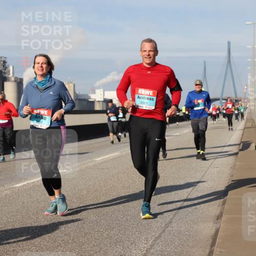 03.10.2025 - Köhlbrandbrückenlauf Lena Gebhardt http://msf.ph/oto/9091559 03.10.2025 10:08:00 Position 2 258, 2321 meine-sportfotos.de