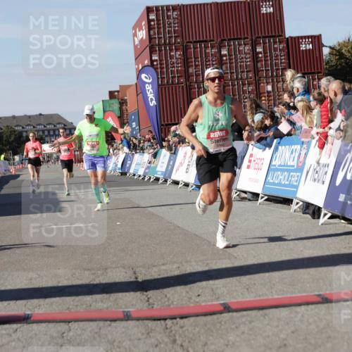 03.10.2025 - Köhlbrandbrückenlauf Jannik Wohlers http://msf.ph/oto/9091561 03.10.2025 12:54:00 Ziel 4030, 4088, 5710, 5947, 6002, 6200, 6817 meine-sportfotos.de