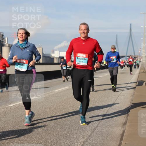 03.10.2025 - Köhlbrandbrückenlauf Lena Gebhardt http://msf.ph/oto/9091568 03.10.2025 10:08:00 Position 2 2258, 2321 meine-sportfotos.de