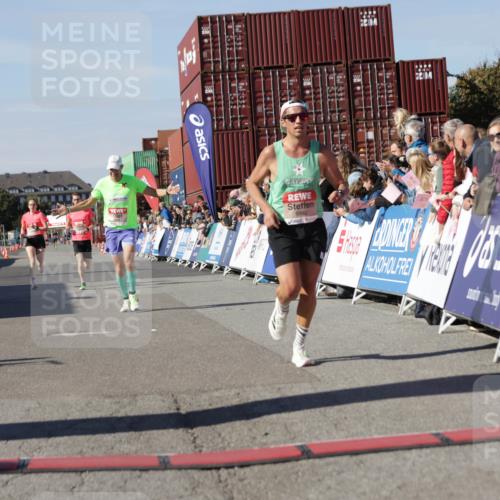 03.10.2025 - Köhlbrandbrückenlauf Jannik Wohlers http://msf.ph/oto/9091571 03.10.2025 12:54:00 Ziel 4030, 4088, 5710, 5947, 6002, 6200, 6817 meine-sportfotos.de