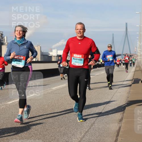 03.10.2025 - Köhlbrandbrückenlauf Lena Gebhardt http://msf.ph/oto/9091575 03.10.2025 10:08:00 Position 2 2258, 2321 meine-sportfotos.de