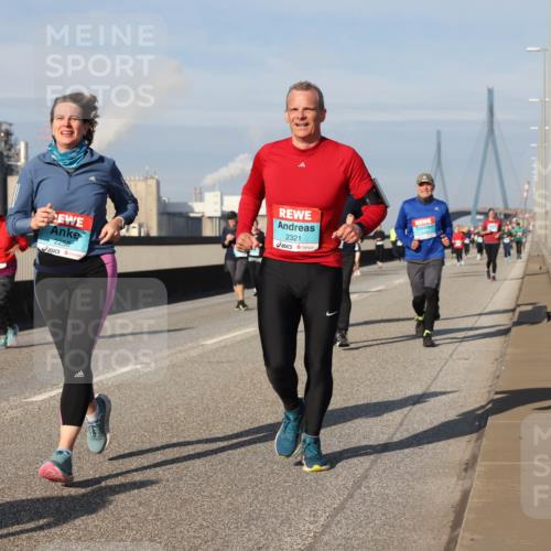 03.10.2025 - Köhlbrandbrückenlauf Lena Gebhardt http://msf.ph/oto/9091577 03.10.2025 10:08:00 Position 2 2258, 2321 meine-sportfotos.de