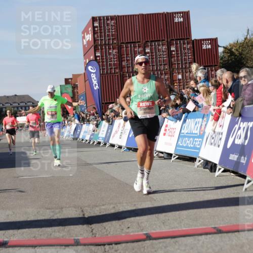 03.10.2025 - Köhlbrandbrückenlauf Jannik Wohlers http://msf.ph/oto/9091588 03.10.2025 12:54:00 Ziel 4030, 4088, 5710, 5947, 6002, 6200, 6817 meine-sportfotos.de