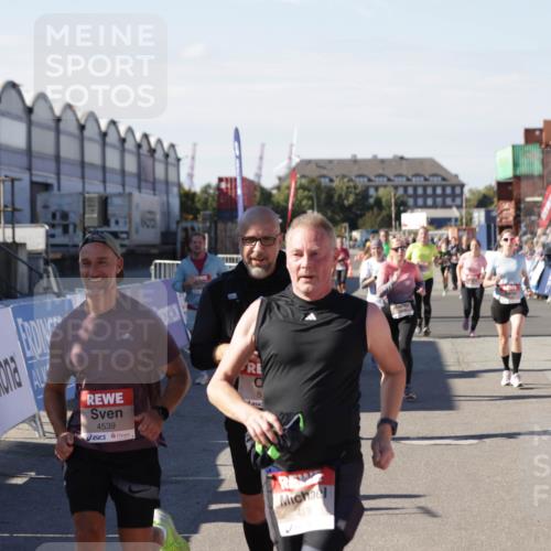 03.10.2025 - Köhlbrandbrückenlauf Jannik Wohlers http://msf.ph/oto/9091593 03.10.2025 13:19:51 Ziel 4376, 4539, 4981, 5047, 5059, 5148, 5647, 5648, 5650, 5656, 5657, 5704, 5841, 5931, 6068, 6414, 6509, 6567, 6568, 6660, 6663, 6730 meine-sportfotos.de