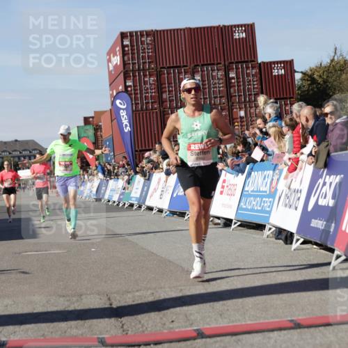 03.10.2025 - Köhlbrandbrückenlauf Jannik Wohlers http://msf.ph/oto/9091599 03.10.2025 12:54:00 Ziel 4030, 4088, 5710, 5947, 6002, 6200, 6817 meine-sportfotos.de