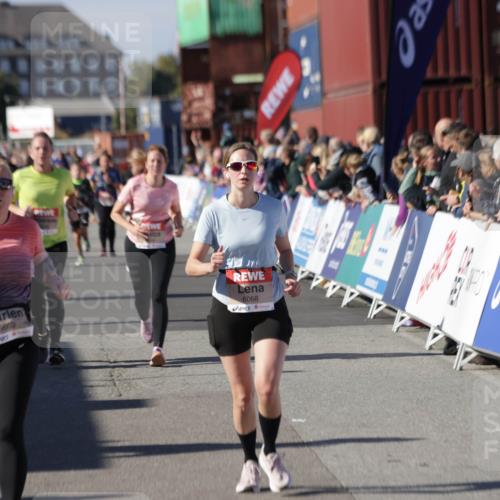 03.10.2025 - Köhlbrandbrückenlauf Jannik Wohlers http://msf.ph/oto/9091613 03.10.2025 13:19:52 Ziel 4376, 4539, 5047, 5059, 5148, 5647, 5648, 5650, 5656, 5657, 5658, 5704, 5841, 5931, 6068, 6414, 6509, 6567, 6568, 6660, 6663, 6730 meine-sportfotos.de