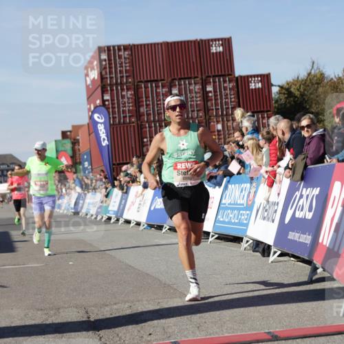 03.10.2025 - Köhlbrandbrückenlauf Jannik Wohlers http://msf.ph/oto/9091630 03.10.2025 12:54:00 Ziel 4030, 4088, 5710, 5947, 6002, 6200, 6817 meine-sportfotos.de