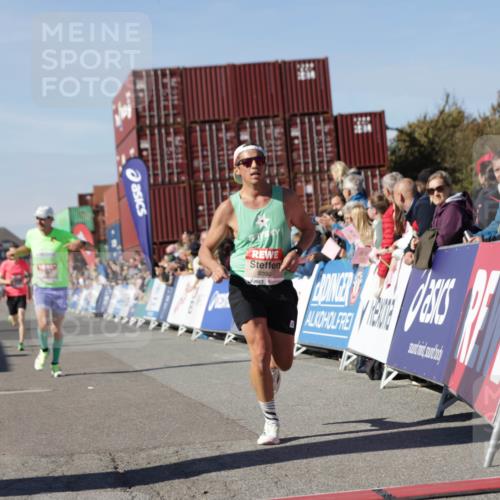 03.10.2025 - Köhlbrandbrückenlauf Jannik Wohlers http://msf.ph/oto/9091640 03.10.2025 12:54:00 Ziel 4030, 4088, 5710, 5947, 6002, 6200, 6817 meine-sportfotos.de
