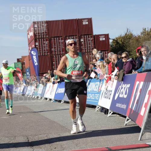 03.10.2025 - Köhlbrandbrückenlauf Jannik Wohlers http://msf.ph/oto/9091663 03.10.2025 12:54:00 Ziel 4030, 4088, 5710, 5947, 6002, 6200, 6817 meine-sportfotos.de