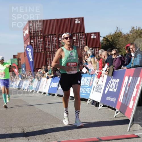 03.10.2025 - Köhlbrandbrückenlauf Jannik Wohlers http://msf.ph/oto/9091678 03.10.2025 12:54:00 Ziel 4030, 4088, 5710, 5947, 6002, 6200, 6817 meine-sportfotos.de