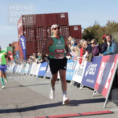 03.10.2025 - Köhlbrandbrückenlauf Jannik Wohlers http://msf.ph/oto/9091688 03.10.2025 12:54:01 Ziel 4030, 4088, 5710, 5947, 6002, 6200, 6817 meine-sportfotos.de