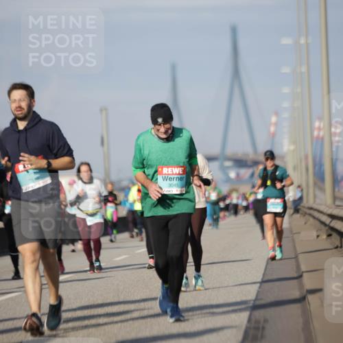 03.10.2025 - Köhlbrandbrückenlauf Jannik Wohlers http://msf.ph/oto/9091697 03.10.2025 10:11:16 Position 3 1700, 3045 meine-sportfotos.de