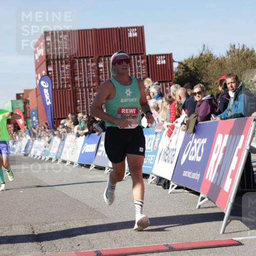 03.10.2025 - Köhlbrandbrückenlauf Jannik Wohlers http://msf.ph/oto/9091698 03.10.2025 12:54:01 Ziel 4030, 4088, 5710, 5947, 6002, 6200, 6817 meine-sportfotos.de