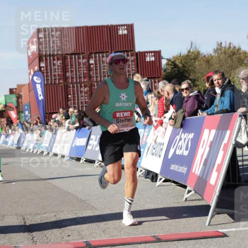 03.10.2025 - Köhlbrandbrückenlauf Jannik Wohlers http://msf.ph/oto/9091711 03.10.2025 12:54:01 Ziel 4030, 4088, 5710, 5947, 6002, 6200, 6817 meine-sportfotos.de