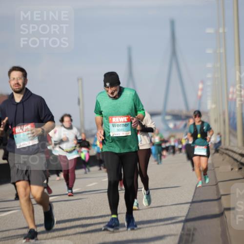 03.10.2025 - Köhlbrandbrückenlauf Jannik Wohlers http://msf.ph/oto/9091714 03.10.2025 10:11:16 Position 3 1025, 1700, 3815, 3045 meine-sportfotos.de