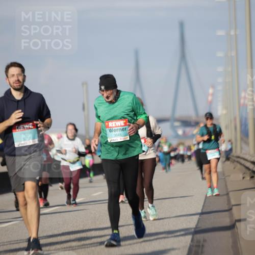 03.10.2025 - Köhlbrandbrückenlauf Jannik Wohlers http://msf.ph/oto/9091730 03.10.2025 10:11:16 Position 3 1700, 3819, 3045 meine-sportfotos.de