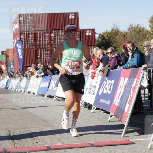03.10.2025 - Köhlbrandbrückenlauf Jannik Wohlers http://msf.ph/oto/9091734 03.10.2025 12:54:01 Ziel 4030, 4088, 5710, 5947, 6002, 6200, 6817 meine-sportfotos.de
