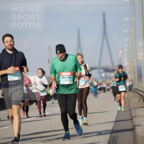 03.10.2025 - Köhlbrandbrückenlauf Jannik Wohlers http://msf.ph/oto/9091743 03.10.2025 10:11:17 Position 3 1700, 3045, 058 meine-sportfotos.de