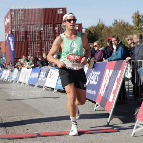 03.10.2025 - Köhlbrandbrückenlauf Jannik Wohlers http://msf.ph/oto/9091800 03.10.2025 12:54:01 Ziel 4030, 4088, 5710, 5947, 6002, 6200, 6817 meine-sportfotos.de