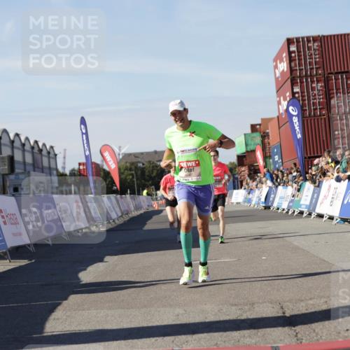 03.10.2025 - Köhlbrandbrückenlauf Jannik Wohlers http://msf.ph/oto/9091810 03.10.2025 12:54:02 Ziel 4030, 4088, 5710, 5947, 6002, 6200, 6817 meine-sportfotos.de