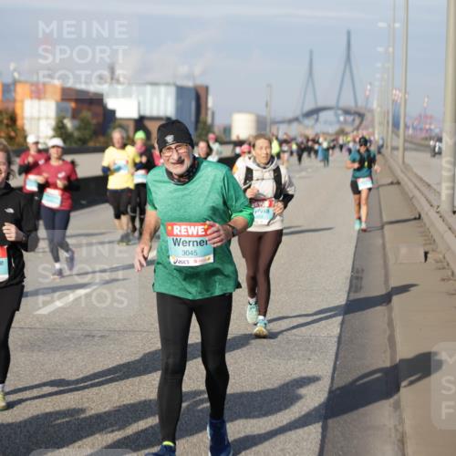 03.10.2025 - Köhlbrandbrückenlauf Jannik Wohlers http://msf.ph/oto/9091812 03.10.2025 10:11:21 Position 3 3819, 2385, 3045 meine-sportfotos.de