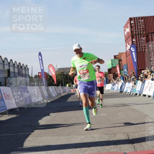 03.10.2025 - Köhlbrandbrückenlauf Jannik Wohlers http://msf.ph/oto/9091829 03.10.2025 12:54:02 Ziel 4030, 4088, 5710, 5947, 6002, 6200, 6817 meine-sportfotos.de