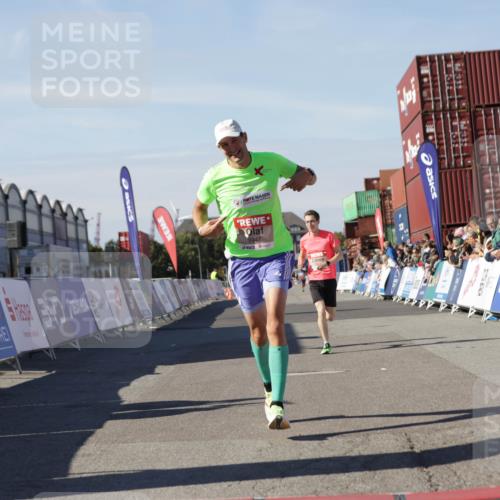 03.10.2025 - Köhlbrandbrückenlauf Jannik Wohlers http://msf.ph/oto/9091872 03.10.2025 12:54:02 Ziel 4030, 4088, 5710, 5947, 6002, 6200, 6817 meine-sportfotos.de