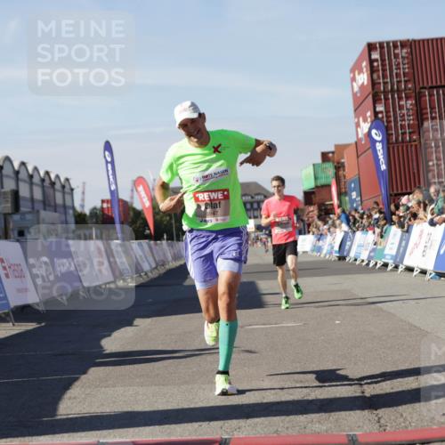 03.10.2025 - Köhlbrandbrückenlauf Jannik Wohlers http://msf.ph/oto/9091893 03.10.2025 12:54:02 Ziel 4030, 4088, 5710, 5947, 6002, 6200, 6817 meine-sportfotos.de