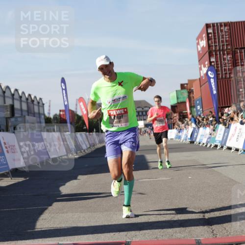 03.10.2025 - Köhlbrandbrückenlauf Jannik Wohlers http://msf.ph/oto/9091903 03.10.2025 12:54:02 Ziel 4030, 4088, 5710, 5947, 6002, 6200, 6817 meine-sportfotos.de