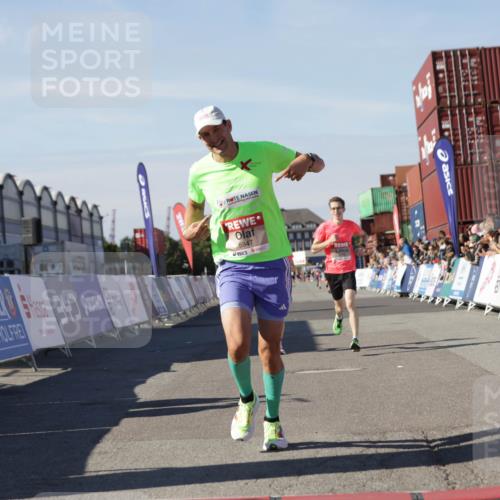 03.10.2025 - Köhlbrandbrückenlauf Jannik Wohlers http://msf.ph/oto/9091917 03.10.2025 12:54:02 Ziel 4030, 4088, 5710, 5947, 6002, 6200, 6817 meine-sportfotos.de