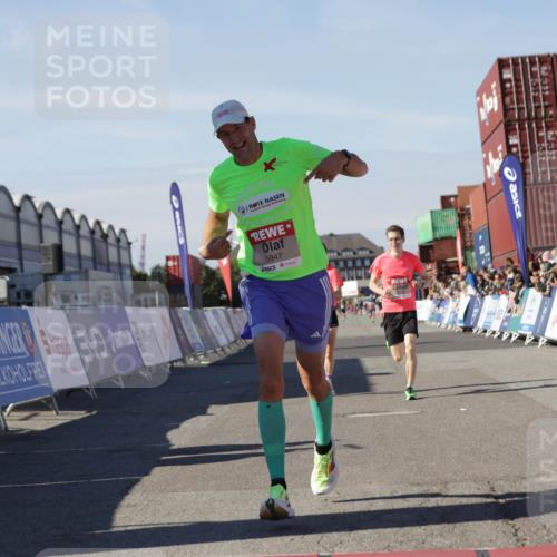03.10.2025 - Köhlbrandbrückenlauf Jannik Wohlers http://msf.ph/oto/9091939 03.10.2025 12:54:02 Ziel 4030, 4088, 5710, 5947, 6002, 6200, 6817 meine-sportfotos.de