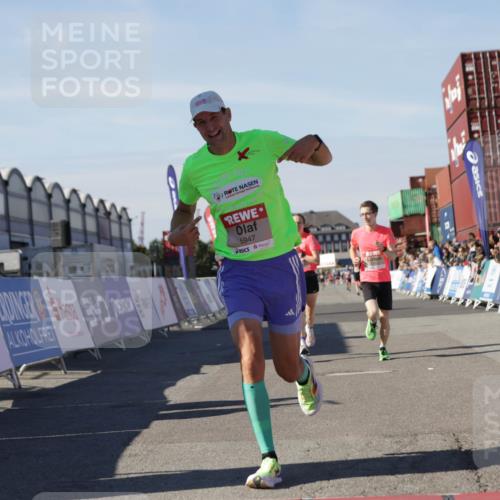 03.10.2025 - Köhlbrandbrückenlauf Jannik Wohlers http://msf.ph/oto/9091951 03.10.2025 12:54:02 Ziel 4030, 4088, 5710, 5947, 6002, 6200, 6817 meine-sportfotos.de