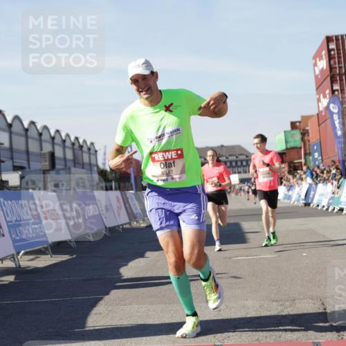 03.10.2025 - Köhlbrandbrückenlauf Jannik Wohlers http://msf.ph/oto/9091973 03.10.2025 12:54:03 Ziel 4030, 5710, 5947, 6002, 6200, 6817 meine-sportfotos.de