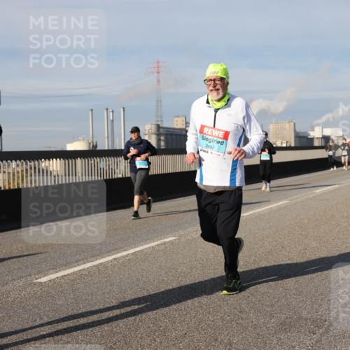 03.10.2025 - Köhlbrandbrückenlauf Lena Gebhardt http://msf.ph/oto/9092001 03.10.2025 10:08:06 Position 2 1704, 2492 meine-sportfotos.de