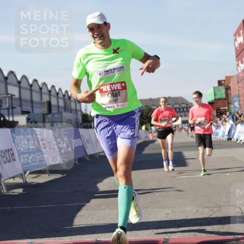 03.10.2025 - Köhlbrandbrückenlauf Jannik Wohlers http://msf.ph/oto/9092009 03.10.2025 12:54:03 Ziel 4030, 5710, 5947, 6002, 6200, 6817 meine-sportfotos.de