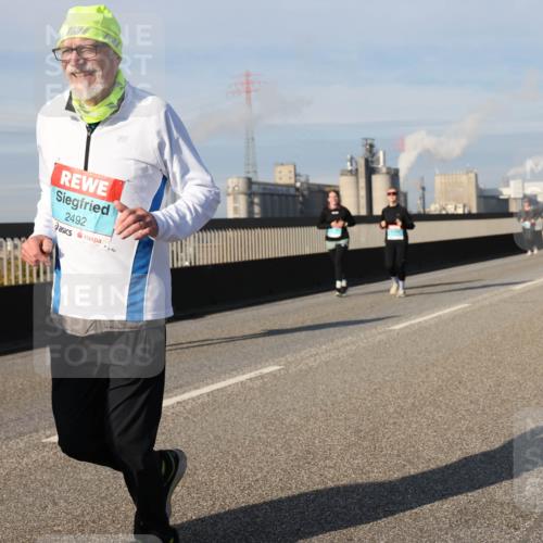 03.10.2025 - Köhlbrandbrückenlauf Lena Gebhardt http://msf.ph/oto/9092015 03.10.2025 10:08:07 Position 2 2492 meine-sportfotos.de