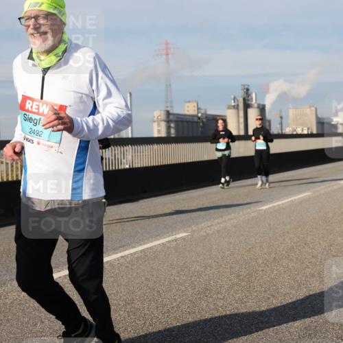 03.10.2025 - Köhlbrandbrückenlauf Lena Gebhardt http://msf.ph/oto/9092020 03.10.2025 10:08:07 Position 2 2492 meine-sportfotos.de