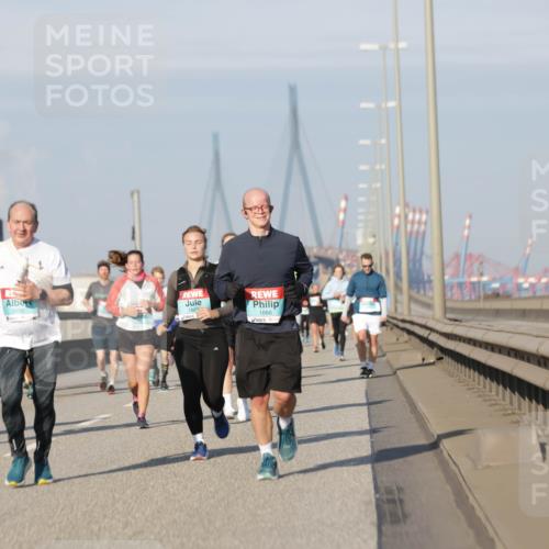 03.10.2025 - Köhlbrandbrückenlauf Jannik Wohlers http://msf.ph/oto/9092031 03.10.2025 09:59:47 Position 3 2056, 1821, 1666 meine-sportfotos.de