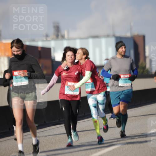 03.10.2025 - Köhlbrandbrückenlauf Jannik Wohlers http://msf.ph/oto/9092038 03.10.2025 10:11:38 Position 3 3329, 3328, 2533, 1769 meine-sportfotos.de
